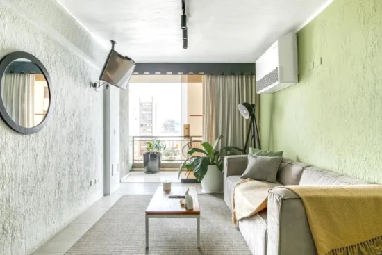 Apartamento de 2 dormitorios Miraflores Apartments con sofa y balcón