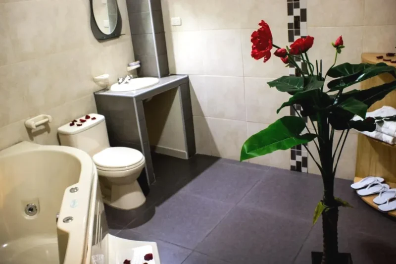 Baño con hidromasaje de la Suite Hotel Queen Ate Lima