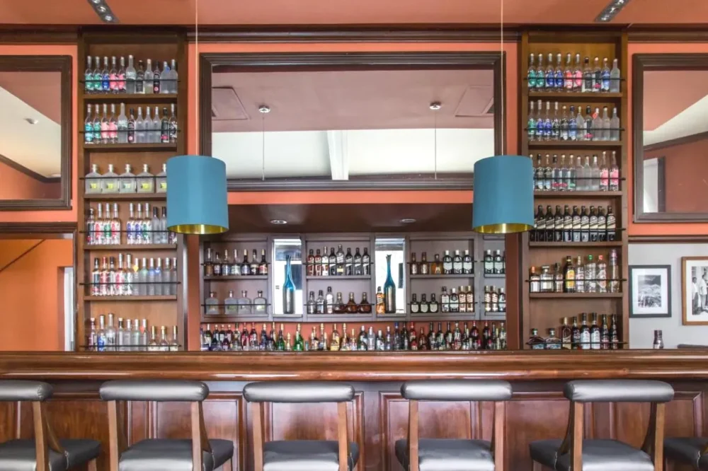 Bar con botellas LP Los Portales Hotel Piura