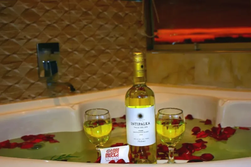 Botella de Vino y Jacuzzi Romántico Terramística Arequipa Monasterio