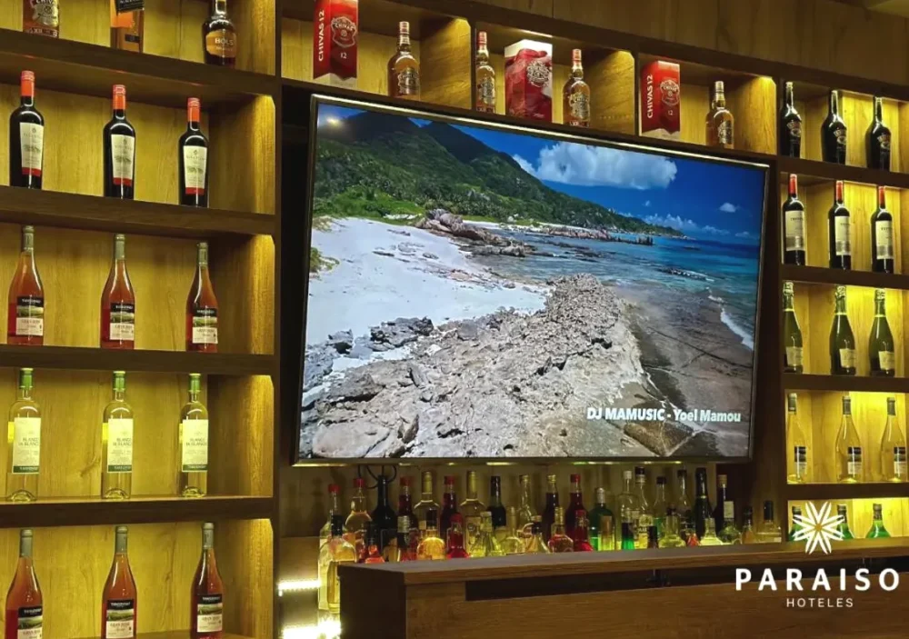 Botellas de vino en vitrina en el Hoteles Paraiso Trujillo