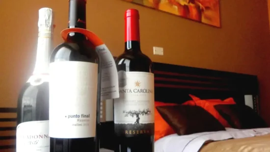 Botellas de vino junto a la cama Gran Hotel Ica