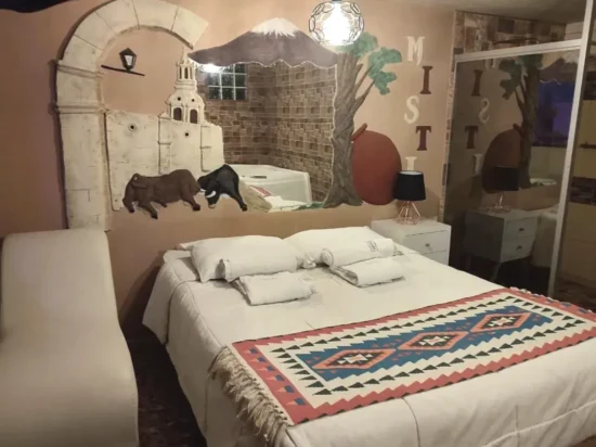 Cama con el jacuzzi en el reflejo del espejo Sillary Hostal Boutique Arequipa