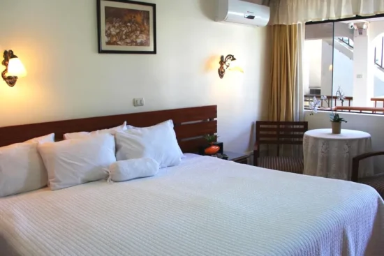 Cama con ventana y vistas Hotel Villa de Valverde Ica