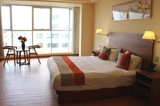 Cama con vistas de la Suite Deluxe SM HOTEL Plus San Miguel