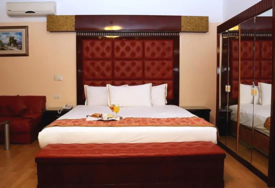 Cama doble de la Suite del Hotel Princesa Lince en Lima