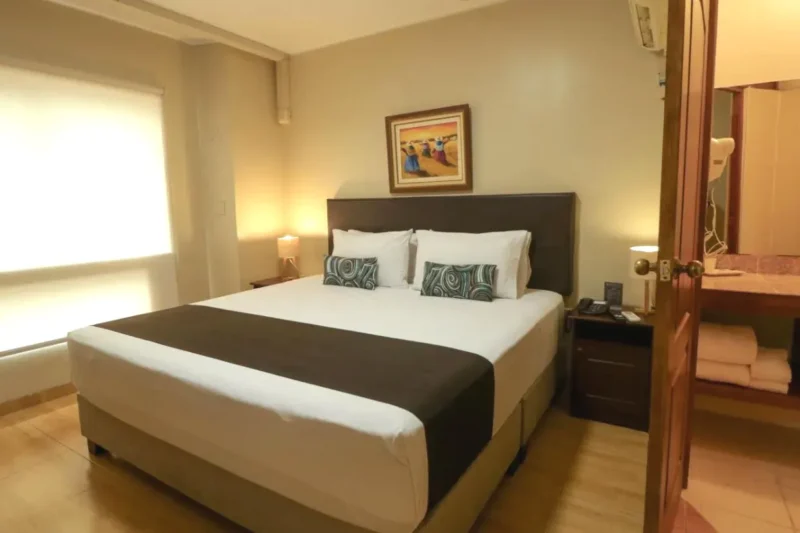 Cama grande de la Suite Junior Epiqus Hotel Miraflores