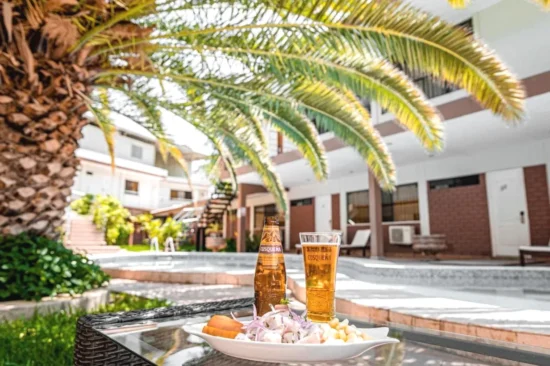 Cerveza y tapas frente a la piscina Hotel El Angolo Piura