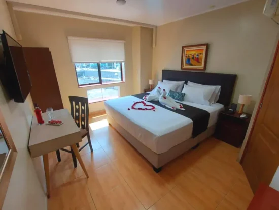 Decoración romántica con copa de vino Epiqus Hotel Miraflores Lima