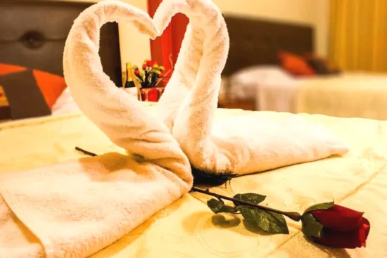 Decorado romántico con rosas en la cama Hotel Queen Lima