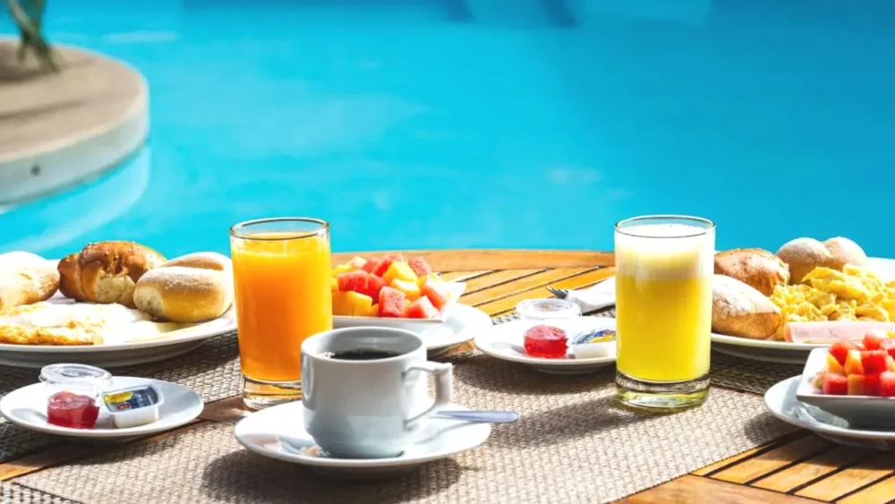 Desayuno cerca de la piscina LP Los Portales Hotel Piura