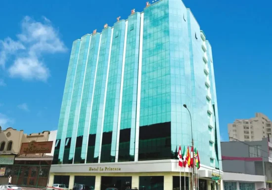 Edificio exterior del Hotel Princesa Lince