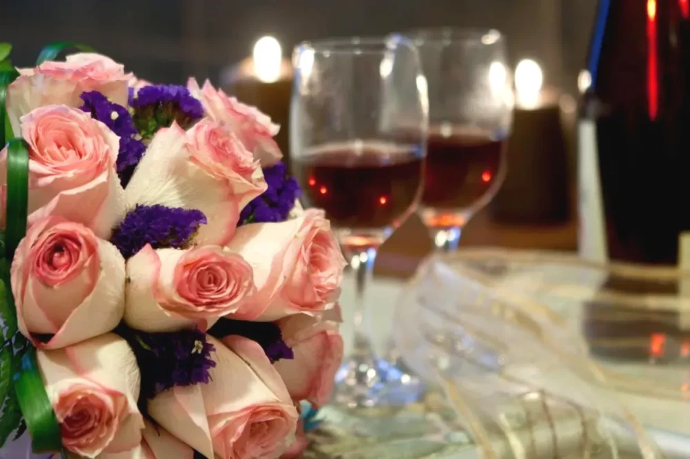 Flores con copa de vino Hotel Tikary Arequipa