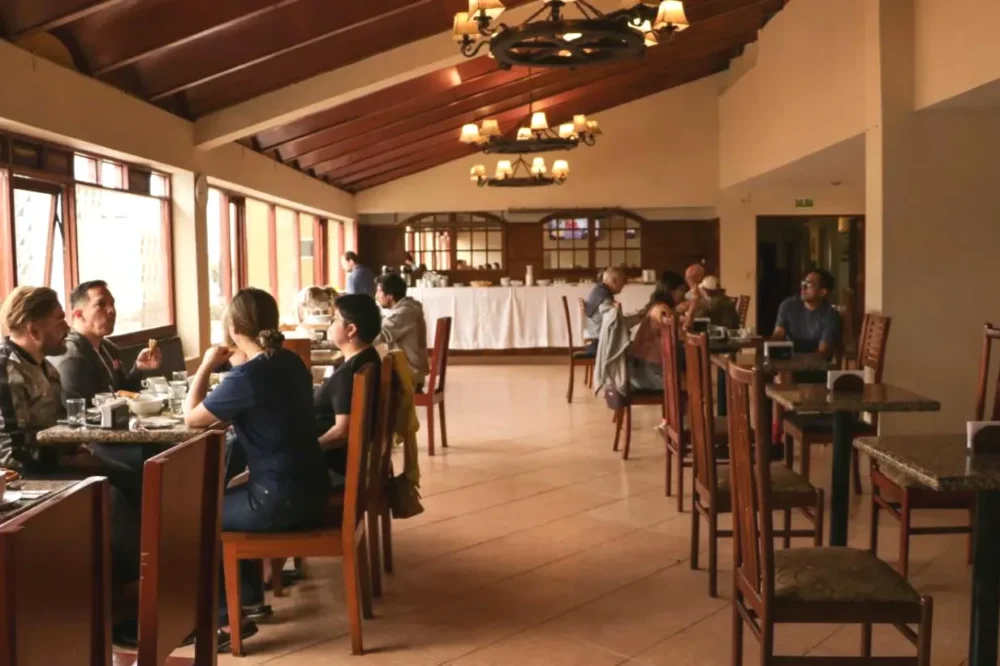 Gente comiendo en el restaurante Epiqus Hotel Miraflores