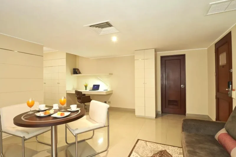 Gran Habitación y sala de estar Sol de Oro Hotel & Suites Miraflores