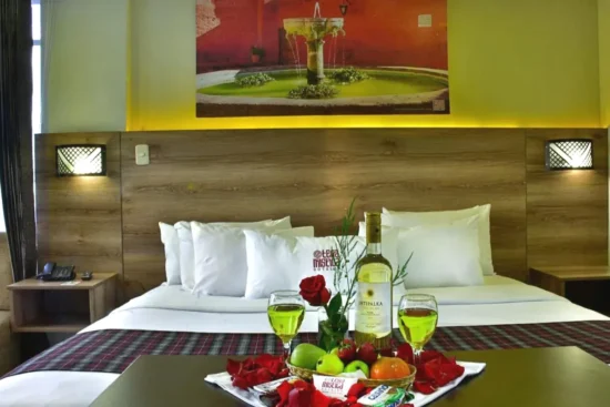 Habitación con copa de vino romántica Terramística Arequipa Monasterio