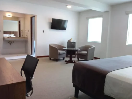 Habitación con TV y escritorio de la Suite del Hotel Villa del Carmen Arequipa