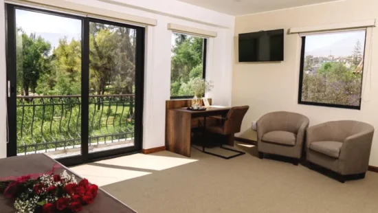 Habitación espaciosa con sofá y vistas Hotel Villa del Carmen Arequipa