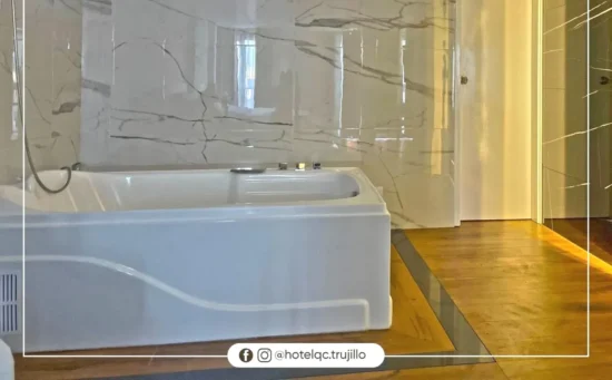 Habitación Familiar Hotel QC Trujillo con Bañera de Hiodromasaje