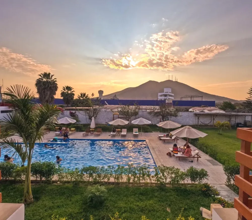 Increíbles vistas de la piscina y montañas al fondo de Ica Hotel La Colina