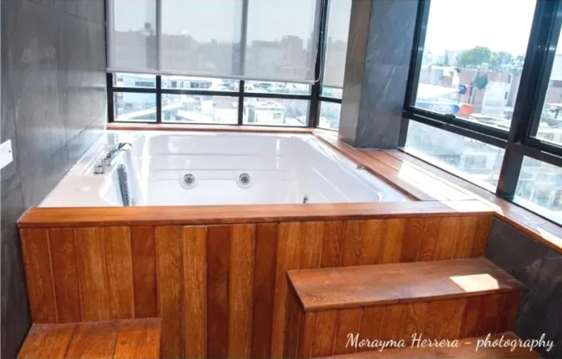 Jacuzzi con Vistas a Lima del Los Arces Hotel