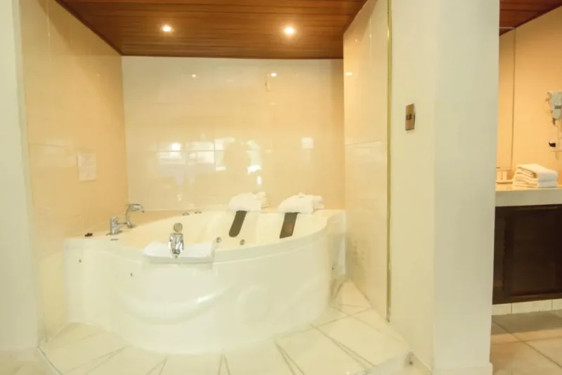 Jacuzzi para parejas de la Suite del Epiqus Hotel Miraflores