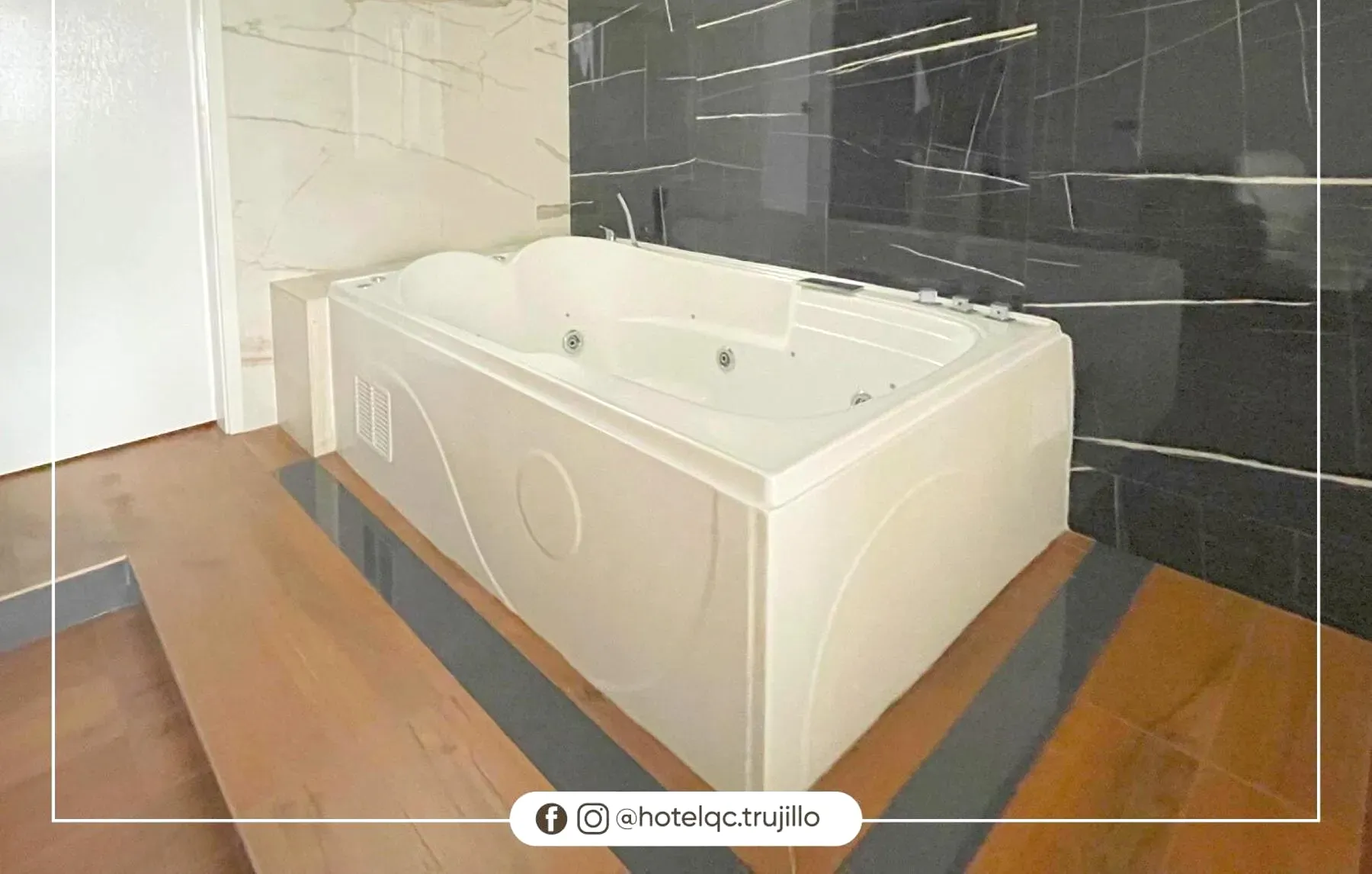 Jacuzzi XXL de la suite Hotel QC Trujillo Jacuzzi XXL de la suite Hotel QC Trujillo