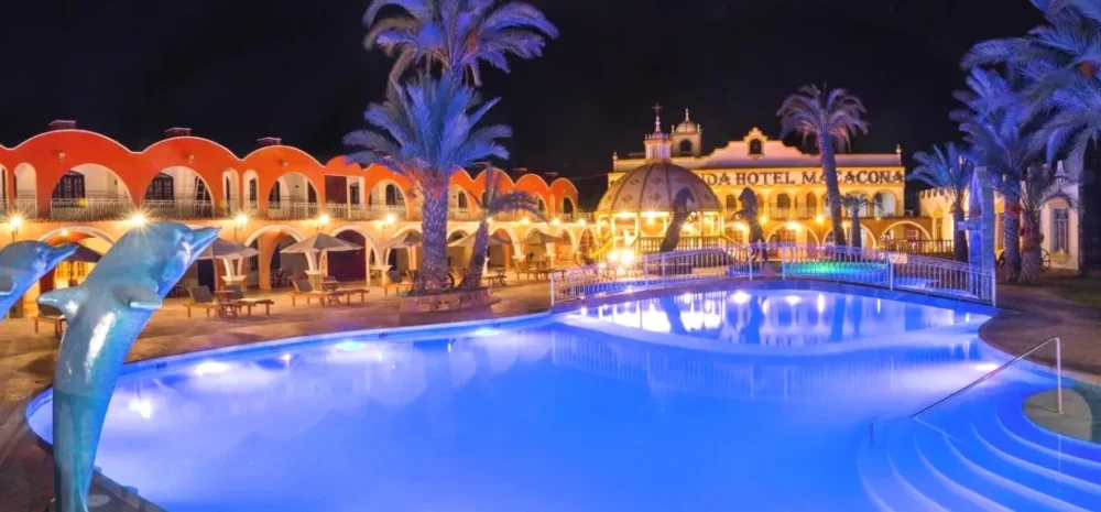Macacona Hacienda Hotel Ica de noche con luces