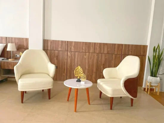 Mesilla y sillas en la habitación familiar Hotel QC Trujillo