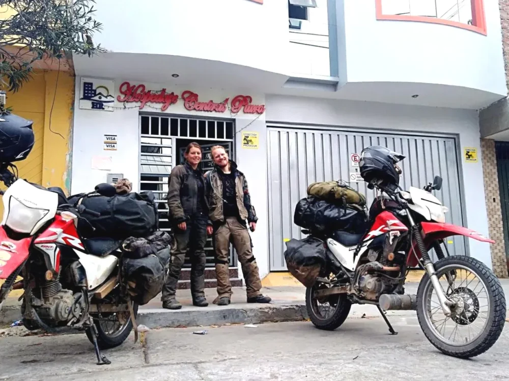 Moteros en frente del Hospedaje Central Piura