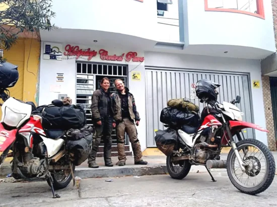 Moteros en frente del Hospedaje Central Piura