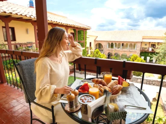 Mujer disfrutando del desayuno con vistas Casa Cartagena Boutique Hotel & Spa Cusco
