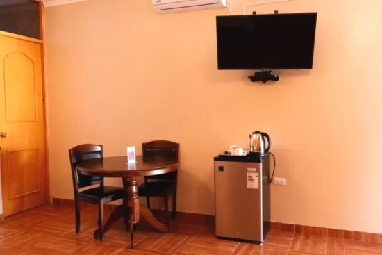Nevera television y sillas de la suite Macacona Hacienda Hotel Ica