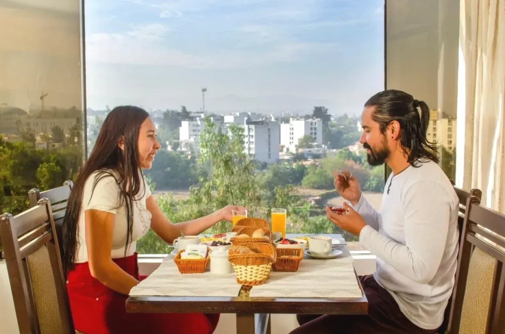 Pareja disfrutando del desayuno del Soul Garden Hotel Arequipa