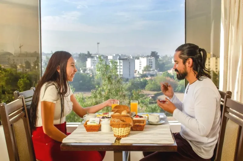 Pareja disfrutando del desayuno del Soul Garden Hotel Arequipa
