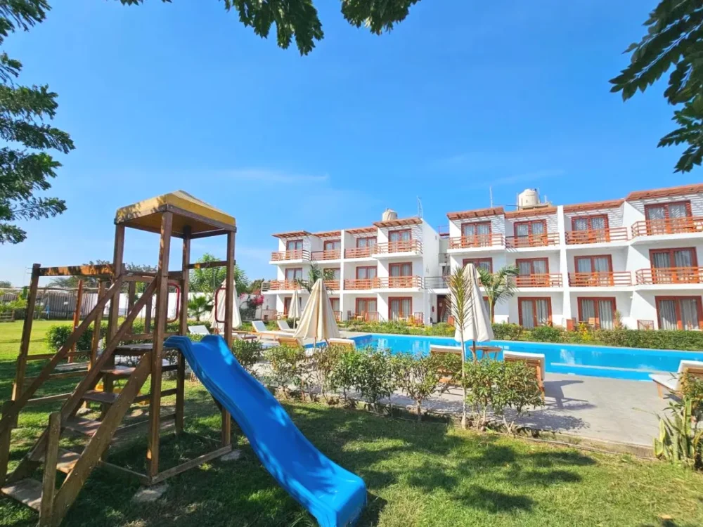 Parque para niños y piscina del Hotel La Colina Ica