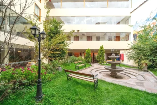 Patio al aire libre del Taypikala Hotel Cusco