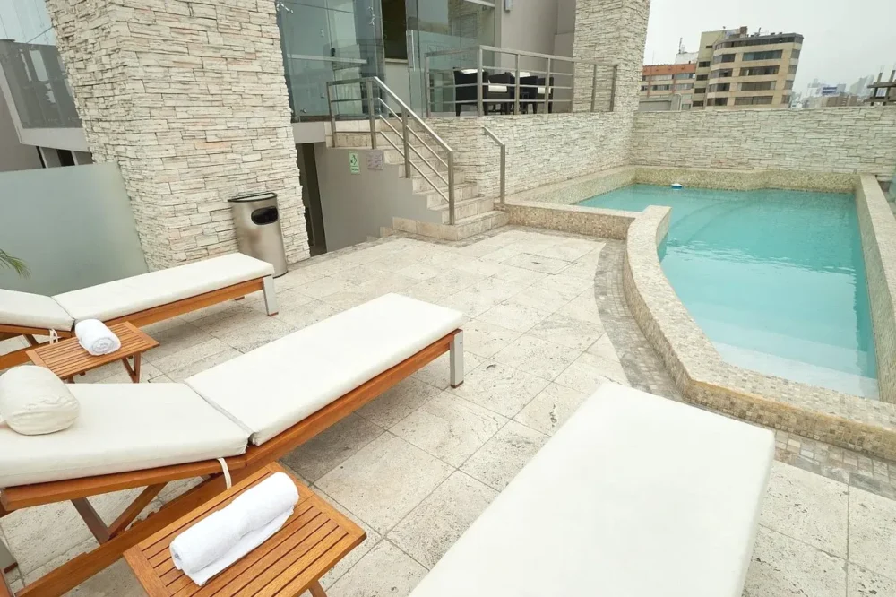 Piscina con tumbonas y hamacas Sol de Oro Hotel & Suites Miraflores Piscina con tumbonas y hamacas Sol de Oro Hotel & Suites Miraflores