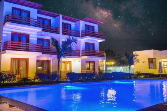 Piscina por la noche del Hotel La Colina Ica
