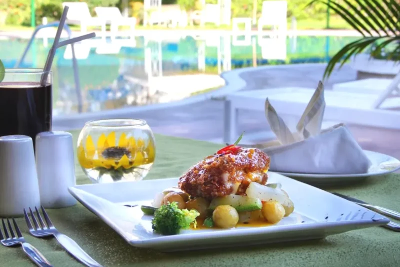 Plato de lujo frente a la piscina Hotel Villa de Valverde Ica