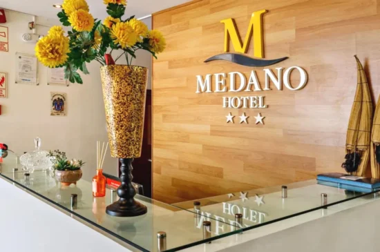 Recepción del Hotel Médano Trujillo 3 estrellas