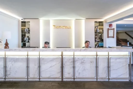Recepción del Taypikala Hotel Cusco