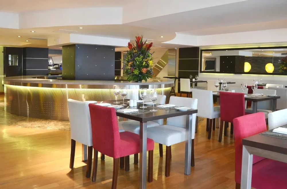 Restaurante con mesas Sol de Oro Hotel & Suites Miraflores Lima Restaurante con mesas Sol de Oro Hotel & Suites Miraflores Lima