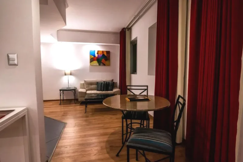 Sala de estar de la suite El Polo Hotel & Suites Surco