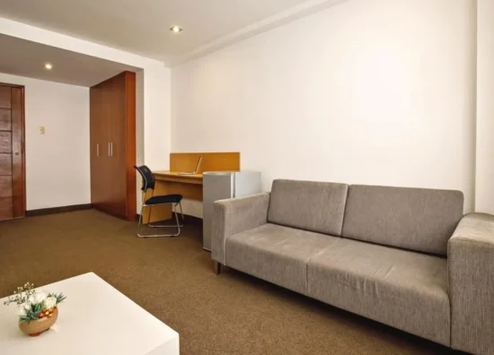 Sofá y escritorio de la suite Hotel Médano Trujillo