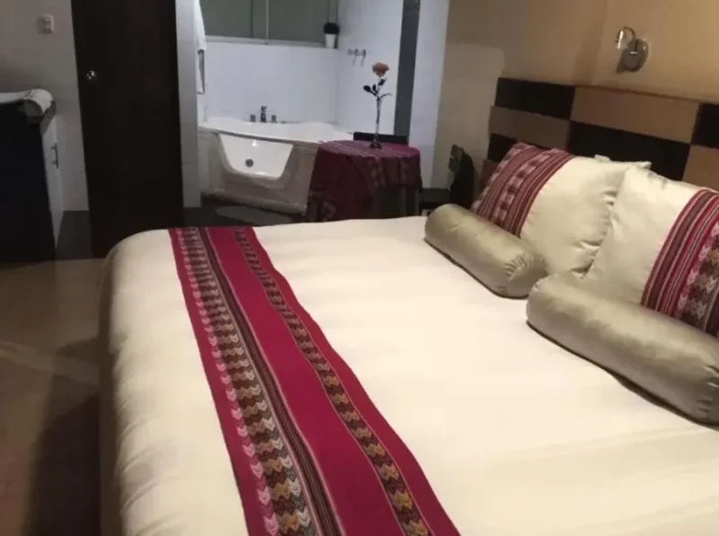 Suite Deluxe Los Arces Hotel Lima con tina de hidromasaje