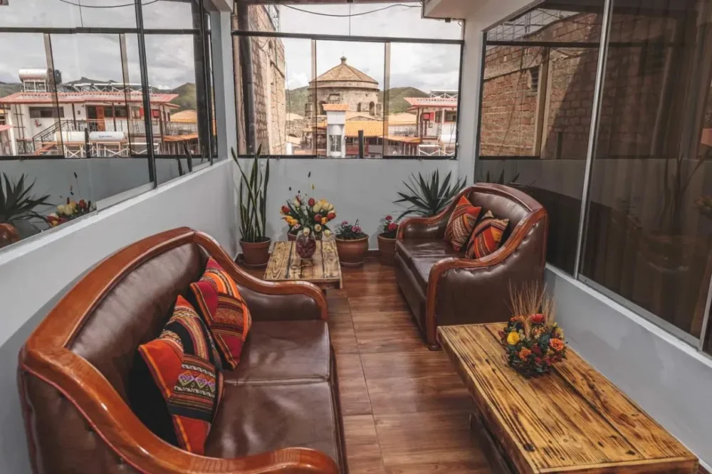 Terraza interior de San Pedro Apartments Cusco