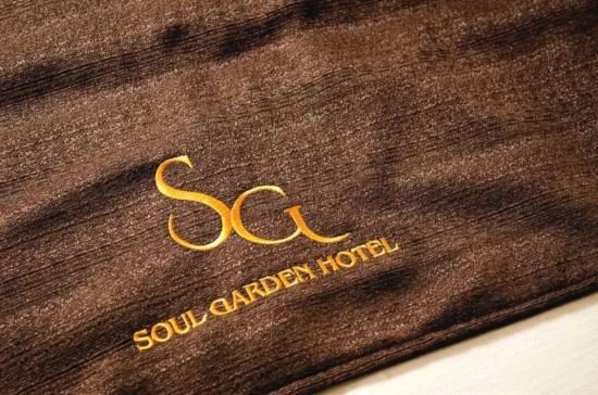 Toalla con el logo del Soul Garden Hotel Arequipa