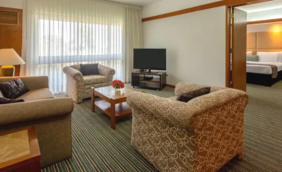 Zona de estar de la Suite Executive Sonesta Hotel El Olivar San Isidro